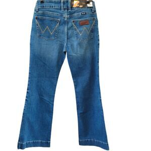 New Women's Wrangler Retro Jeans Size 7 X 32  Actual  29 X 31 Mae Light Wash